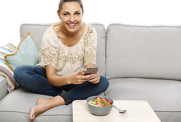 포토 JPG 해외이미지 전신 백인 라이프스타일 응시 여자 다이어트 과일 바나나 건강 한명 들기 사람 앉기 상반신 성인 앞모습 스마트폰 소파 사진촬영 샐러드 견과류 사발 요거트 성인여자한명만 해외202004 해외포토 서양인 1 시선 음식 뷰포인트 의자 모션 유제품 생활 핸드폰 스마트기기 촬영 사기그릇 여자한명만 성인여자만 파일형식