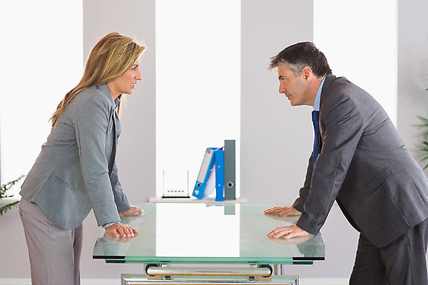 포토 JPG 해외이미지 백인 여자 남자 중년 50대 비즈니스 직장 함께함 실내 정장 성인 두명 30대 경쟁 분노 직장인 비즈니스맨 비즈니스우먼 라이벌 동료 분쟁 성인만 해외202004 해외포토 서양인 직업 옷 감정 컨셉 회사 관계 사람 내부 장년 파일형식