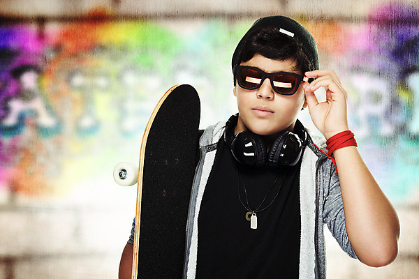 포토 JPG 해외이미지 백인 라이프스타일 남자 음악 스포츠 청소년 놀이 거리 한명 사람 야외 10대 선글라스 헤드폰 도시 스케이트보드 그래피티 스케이터 해외202004 해외포토 서양인 1 안경 음향기기 문화예술 운동선수 생활 보드_스포츠 낙서 그림 파일형식