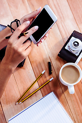 포토 JPG 해외이미지 손 커피 통신 탁자 미래 실내 그림자 들기 신체부위 스마트폰 연필 펜 스크린 터치 잡기 선택 연결 전화기 책상 터치스크린 해외202004 해외포토 음료 가구 컨셉 모션 학용품 사람 내부 핸드폰 스마트기기 필기구 파일형식