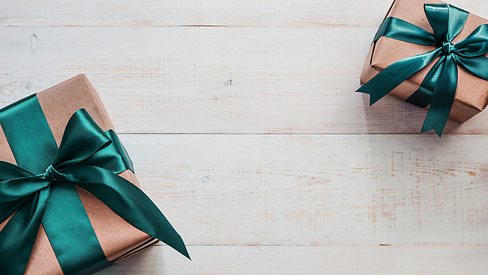 포토 JPG 해외이미지 무료이미지 기념일 리본 백그라운드 탁자 선물 사람없음 초록색 선물상자 카피스페이스 해외202004 해외포토 컬러 가구 이벤트 상자 공백 파일형식 무료콘텐츠