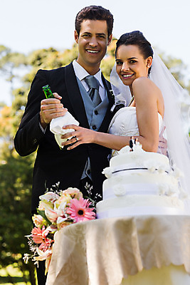 포토 JPG 해외이미지 주간 커플 공원 여자 남자 신부 신랑 결혼 결혼식 남편 서기 정장 20대 성인 야외 두명 옆모습 30대 낭만 웨딩케이크 성인만 해외202004 해외포토 자연요소 옷 공공시설 뷰포인트 컨셉 관계 모션 사람 이벤트 청년 장년 케이크 파일형식