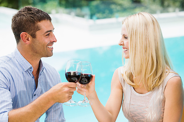 포토 JPG 해외이미지 백인 라이프스타일 커플 여자 남자 행복 음료 와인잔 유리 수영장 함께함 사랑 앉기 성인 야외 두명 30대 마시기 축하 알코올 잡기 고급 우아함 레드와인 축배 해외202004 해외포토 서양인 감정 컨셉 술잔 관계 모션 재질 사람 생활 장년 와인 파일형식