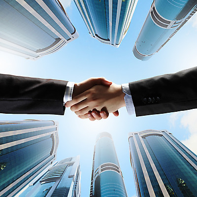 포토 JPG 해외이미지 손 남자 컨셉 회사 비즈니스 사업가 성공 협력 악수 사람 건물 신체부위 사무실 검은색 축하 직원 계약 정중 해외202004 해외포토 직업 건축물 컬러 손짓 파일형식