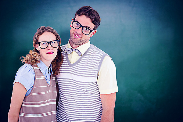 포토 JPG 해외이미지 백인 커플 여자 교육 남자 안경 교실 학교 나비넥타이 사랑 20대 두명 칠판 낭만 정확 해외202004 해외포토 서양인 잡화 감정 컨셉 관계 넥타이 사람 청년 파일형식