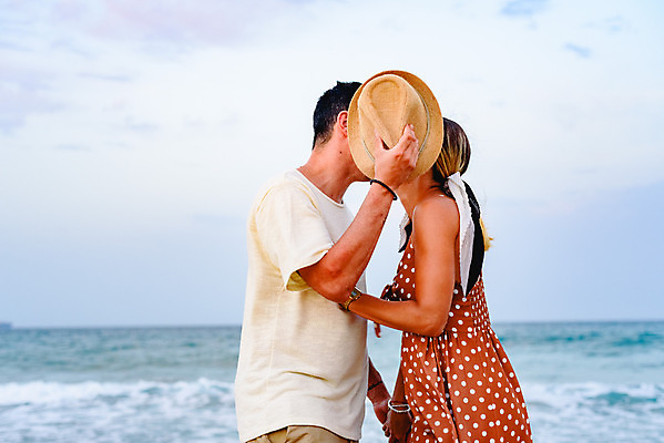 포토 JPG 해외이미지 커플 행복 모래 바다 데이트 장난 놀이 휴가 함께함 관리 사랑 웃음 사람 사람없음 야외 두명 달리기 햇빛 걷기 손잡기 일몰 산책 낭만 신혼여행 흰색 춤 해외202004 해외포토 감정 컬러 결혼 컨셉 관계 모션 문화예술 휴식 표정 태양 노을 파일형식