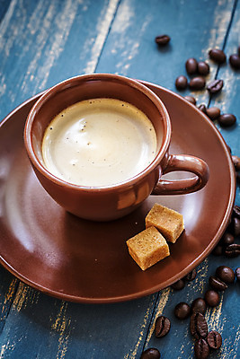 포토 JPG 해외이미지 커피 음료 음식 백그라운드 탁자 휴식 사람없음 컵 파란색 갈색 식당 검은색 거품 카페 원두 뜨거움 커피잔 에스프레소 모카 카페인 해외202004 해외포토 식기 컬러 가구 컨셉 잔 상점 파일형식