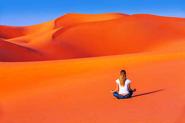 포토 JPG 해외이미지 전신 라이프스타일 여자 아시아 모래 요가 자연 하늘 휴식 건조 한명 사람 앉기 풍경 야외 뒷모습 운동 여행객 평화 화목 침묵 사막 자유 모래언덕 집중 명상 위치 사하라 혼자 성인여자한명만 해외202004 해외포토 1 웰빙 나라 뷰포인트 컨셉 모션 아프리카 건강 생활 소리 언덕 생태계 여자한명만 성인여자만 파일형식
