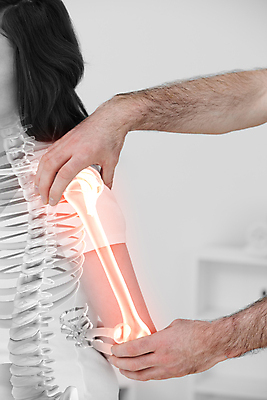 포토 JPG 해외이미지 백인 손 여자 의학 골격 건강 한명 앉기 20대 치료 빛 스트레칭 환자 의사 밀기 지압 어깨 팔 물리치료 물리치료사 치료사 의료성형뷰티 강조 해외202004 해외포토 서양인 직업 1 모션 사람 청년 신체부위 운동 의료진 마사지 파일형식