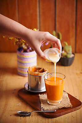 포토 JPG 해외이미지 전통 라이프스타일 여자 커피 음료 백그라운드 태국 유리 아침 휴식 사람없음 컵 갈색 상점 카페 흐름 우유 수확 신선 뜨거움 붓기 차 왼쪽 상쾌 복고 향기 베트남 주말 바리스타 카페인 힙스터 해외202004 해외포토 주간 직업 식기 패션 감정 아시아 컬러 컨셉 농업 모션 재질 유제품 사람 생활 동남아시아 방향 냄새 파일형식