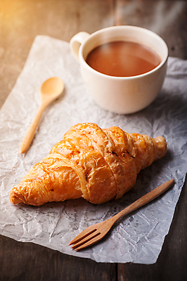 포토 JPG 해외이미지 음료 음식 백그라운드 탁자 디저트 사람없음 컵 초콜릿 거품 껍질 뜨거움 굽기 대륙 버터 비타민 코코아 번 페스츄리 맛있는 해외202004 해외포토 식기 빵 가구 구이 영양소 파일형식