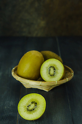 포토 JPG 해외이미지 조각 과일 검은배경 키위 사람없음 바구니 담기 슬라이스 해외202004 해외포토 백그라운드 모션 검은색 파일형식