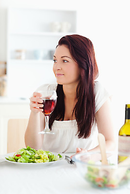 포토 JPG 해외이미지 라이프스타일 응시 여자 다이어트 건강 한명 사람 상반신 20대 성인 와인 샐러드 잡기 성인여자한명만 해외202004 해외포토 1 시선 음식 모션 주류 청년 생활 여자한명만 성인여자만 파일형식