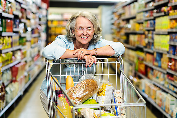 포토 JPG 해외이미지 백인 라이프스타일 여자 노년 행복 할머니 음식 선반 실내 한명 서기 사람 상반신 앞모습 쇼핑 기댐 카트 잡기 시장 선택 구매 상품 고객 70대 슈퍼마켓 식료품점 노인여자한명만 해외202004 해외포토 서양인 1 감정 뷰포인트 가구 컨셉 모션 성인 내부 생활 상점 여자한명만 노인여자만 파일형식