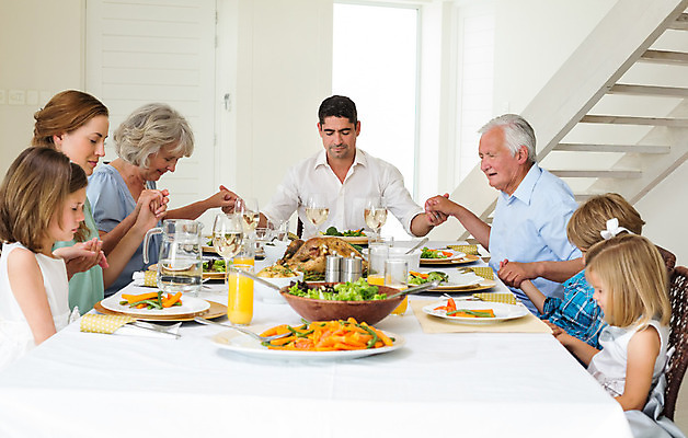 포토 JPG 해외이미지 백인 라이프스타일 접시 여자 할아버지 남자 딸 행복 종교 아들 할머니 어린이 40대 중년 가족 엄마 손자 손녀 함께함 실내 앉기 소년 여러명 성인 30대 부모 식당 손잡기 식사 기도 잡기 아빠 70대 언니 남동생 해외202004 해외포토 서양인 식기 노년 감정 다수 컨셉 관계 모션 사람 내부 생활 장년 상점 손주 자매 동생 파일형식