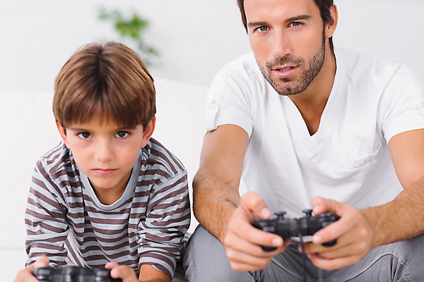 포토 JPG 해외이미지 남자 행복 아들 어린이 거실 가족 놀이 실내 앉기 소년 20대 두명 부모 소파 게임 아빠 집중 심각 혼혈 해외202004 집콕 해외포토 감정 컨셉 의자 관계 모션 사람 청년 내부 다문화 신조어 파일형식 앳홈라이프