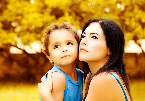 포토 JPG 해외이미지 나무 응시 계절 공원 여자 행복 아들 얼굴 어린이 백그라운드 가족 포옹 자연 놀이 엄마 함께함 건강 사랑 미소 사람 소년 야외 두명 노란색 정원 기쁨 가을 닫기 걸음마 해외202004 해외포토 식물 시선 공공시설 남자 감정 컬러 컨셉 관계 안기 모션 표정 신체부위 생태계 파일형식