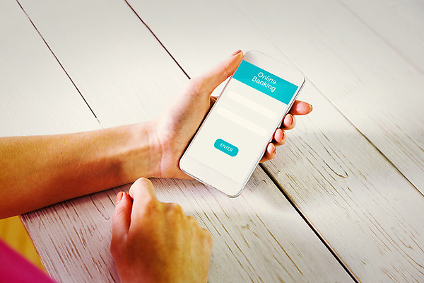 포토 JPG 해외이미지 손 인터넷 들기 안전 신체부위 스마트폰 스크린 터치 잡기 암호 인터페이스 해외202004 해외포토 모션 사람 핸드폰 스마트기기 파일형식