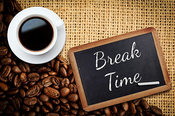 포토 JPG 해외이미지 커피 사람없음 컵 학습 갈색 칠판 원두 흰색 컵받침 분필 아메리카노 따뜻한음료 카페인 해외202004 해외포토 식기 교육 음료 컬러 받침대 초크 파일형식