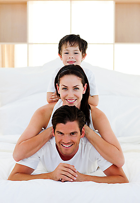 포토 JPG 해외이미지 백인 남자 행복 아들 어린이 장난 가족 놀이 엄마 함께함 실내 사랑 사람 세명 부모 침실 육아 침대 아빠 호기심 관심 돌봄 해외202004 집콕 해외포토 서양인 감정 가구 컨셉 관계 모션 내부 신조어 파일형식 앳홈라이프