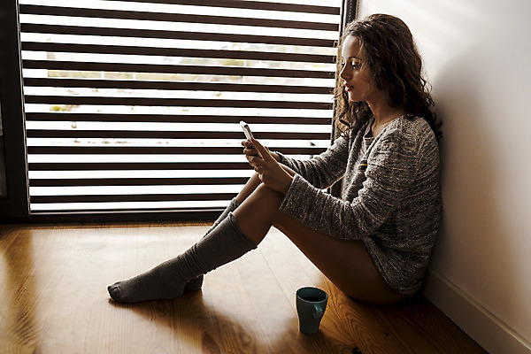 포토 JPG 해외이미지 라이프스타일 겨울 창문 모바일 휴식 바닥 주택 실내 따뜻함 한명 앉기 컵 스마트폰 핸드폰 섹시 침실 스타일 해외202004 해외포토 1 식기 계절 컨셉 모션 사람 내부 건물 생활 전자제품 스마트기기 파일형식