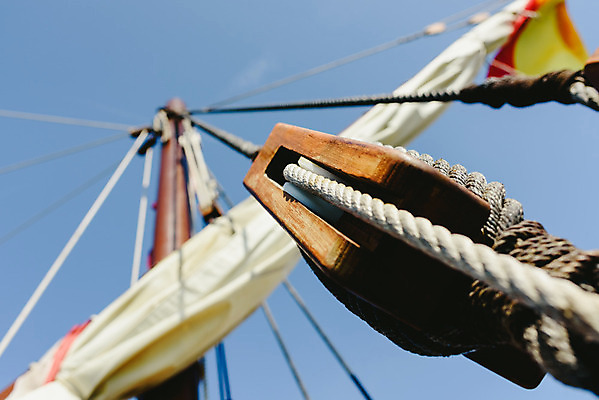 포토 JPG 해외이미지 밧줄 스포츠 바다 여행 백그라운드 요트 교통시설 하늘 바람 항해 사람없음 목재 물 파란색 항구 장비 수확 골동품 보트 역사 큼 크루즈 갑판 묘사 함선 매듭 해군 해적 포트 네비게이션 돛대 도르래 옛날 해외202004 해외포토 자연요소 나무 줄 컬러 교통 농업 배_교통 재료 날씨 군대 크기 도둑 시설 파일형식