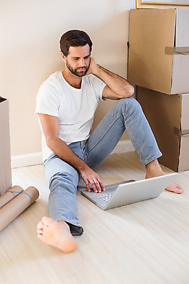 포토 JPG 해외이미지 백인 라이프스타일 남자 가정 새로움 바닥 아파트 주택 실내 한명 앉기 성인 캐주얼 30대 노트북 컴퓨터 상자 타이핑 해외202004 해외포토 서양인 1 옷 컨셉 모션 사람 내부 건물 생활 장년 전자제품 파일형식