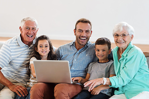 포토 JPG 해외이미지 백인 라이프스타일 응시 여자 할아버지 남자 딸 행복 아들 할머니 어린이 거실 가정 가족 무선통신 손자 휴식 손녀 아파트 함께함 실내 사랑 앉기 손짓 소년 여러명 성인 30대 노트북 소파 기쁨 아빠 70대 80대 소통 돌봄 해외202004 해외포토 서양인 시선 노년 감정 다수 컨셉 의자 통신 관계 모션 주택 사람 내부 생활 장년 전자제품 손주 파일형식