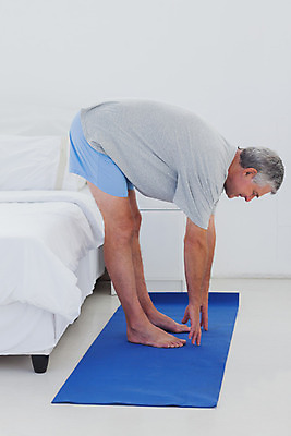 포토 JPG 해외이미지 백인 남자 행복 중년 쿠션 실내 건강 한명 서기 운동복 운동 스트레칭 이불 매트 60대 그림 해외202004 해외포토 서양인 1 옷 노년 감정 침구 모션 사람 성인 내부 파일형식