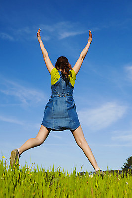 포토 JPG 해외이미지 구름 1 라이프스타일 공원 여자 행복 밭 자연 하늘 건강 한명 사람 초원 성인 야외 초록색 여름 파란색 청춘 점프 봄 기쁨 자유 표현 신선 무료 해외202004 해외포토 자연요소 계절 공공시설 감정 컬러 컨셉 농업 모션 생활 생태계 파일형식
