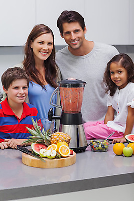 포토 JPG 해외이미지 백인 라이프스타일 응시 여자 남자 딸 행복 아들 어린이 음식 과일 가정 가족 딸기 포도 엄마 수박 함께함 실내 건강 서기 소년 여러명 20대 부모 주방 기댐 신선 아빠 사과 파인애플 스무디 사운드믹서 해외202004 해외포토 서양인 시선 감정 음료 음향기기 다수 컨셉 관계 모션 사람 청년 내부 생활 열대과일 파일형식