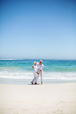 포토 JPG 해외이미지 백인 커플 여자 남자 행복 모래 파도 바다 포옹 휴가 함께함 사랑 두명 노후 맑음 춤 은퇴 70대 해외202004 해외포토 서양인 노년 감정 컨셉 관계 안기 날씨 문화예술 사람 파일형식