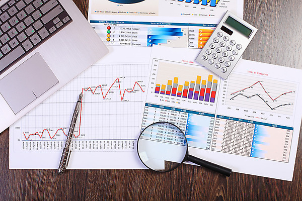 포토 JPG 해외이미지 종이 컨셉 회사 비즈니스 통계 탁자 그래프 직장 사람없음 사무실 펜 볼펜 자료 계산기 정보 키보드 업무 계획 오브젝트 보고서 문서 해외202004 해외포토 가구 문구용품 필기구 장비 작업 파일형식