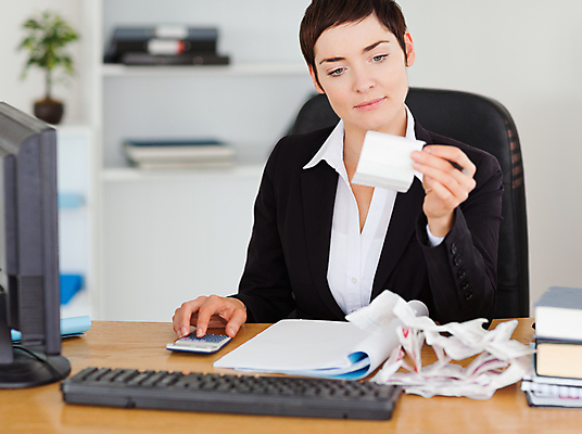 포토 JPG 해외이미지 백인 손 응시 여자 종이 컨셉 돈 비즈니스 탁자 갈색머리 한명 사람 앉기 성인 금융 사무실 펜 계산기 흰색 기록 업무 비즈니스우먼 계산 책상 회계 계산서 경영 계좌 세금 심각 해외202004 해외포토 서양인 1 헤어스타일 시선 컬러 가구 모션 문구용품 신체부위 경제 필기구 장비 작업 직장인 재산 파일형식