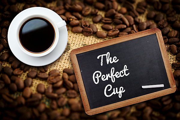 포토 JPG 해외이미지 커피 사람없음 컵 학습 갈색 숟가락 칠판 원두 흰색 인쇄 컵받침 분필 아메리카노 따뜻한음료 카페인 해외202004 해외포토 식기 교육 음료 컬러 수저 받침대 초크 파일형식