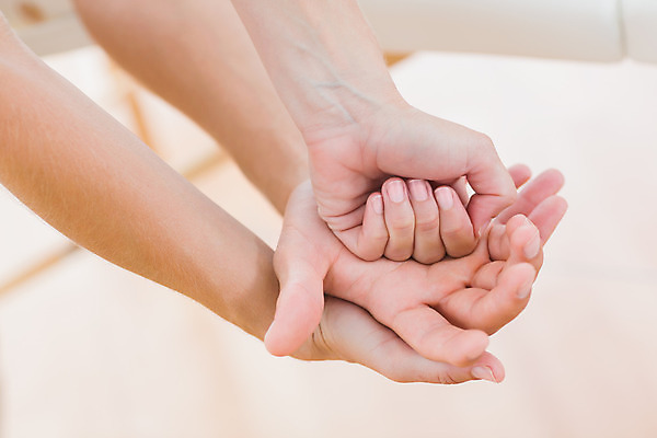 포토 JPG 해외이미지 손 손가락 의학 건강 병원 사람없음 치료 환자 잡기 마사지 마사지사 물리치료 물리치료사 진료실 의료성형뷰티 해외202004 해외포토 직업 모션 신체부위 진료 치료사 파일형식