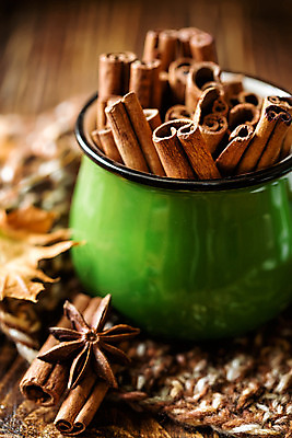 포토 JPG 해외이미지 음식 백그라운드 재료 탁자 요리 사람없음 장식 갈색 주방 가을 조미료 막대기 달콤 향신료 향료 향 시나몬 해외202004 해외포토 계절 컬러 가구 맛 향기 냄새 향미료 파일형식