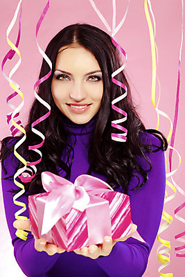 포토 JPG 해외이미지 라이프스타일 응시 여자 행복 종이 얼굴 분홍색 포즈 크리스마스 포장 휴가 발렌타인데이 건강 선물 한명 사람 이벤트 상자 파티 축제 축하 생일 저녁 주기 기회 해외202004 해외포토 1 시선 기념일 감정 컬러 컨셉 모션 데이이벤트 생활 신체부위 야간 파일형식