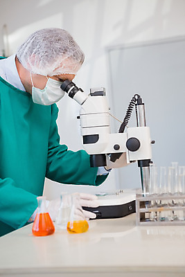 포토 JPG 해외이미지 백인 남자 40대 중년 과학 오렌지 쟁반 실내 현미경 실험 한명 초록색 약 장비 실험실 씻기 과학자 생물학 튜브 해외202004 해외포토 서양인 직업 1 교육 컬러 과일 의학 실험기구 사람 성인 내부 청결 학자 파일형식