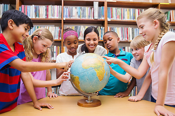 포토 JPG 해외이미지 백인 학생 여자 교육 남자 행복 어린이 지도 교실 학교 책장 함께함 실내 초등학교 서기 소년 여러명 성인 책 30대 학습 지구본 교사 가르침 도서관 검은머리 신학기 지리 해외202004 해외포토 서양인 직업 헤어스타일 감정 가구 다수 컨셉 모션 사람 내부 장년 파일형식