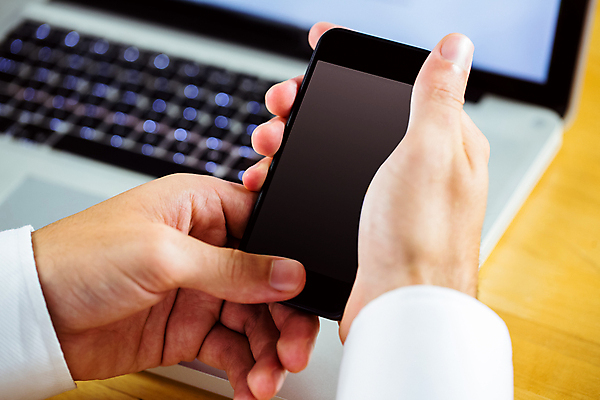 포토 JPG 해외이미지 손 들기 신체부위 노트북 스마트폰 스크린 터치 잡기 비즈니스맨 책상 카피스페이스 해외202004 해외포토 남자 가구 비즈니스 모션 사람 전자제품 핸드폰 스마트기기 공백 직장인 파일형식