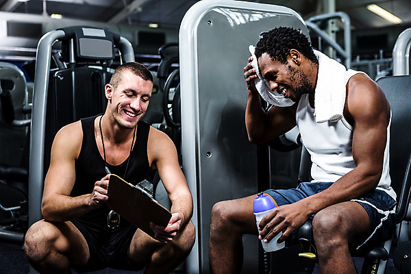 포토 JPG 해외이미지 백인 라이프스타일 남자 행복 통신 근육 실내 건강 대화 설명 미소 20대 성인 두명 물 운동복 운동 힘 공연 헬스장 듣기 기록 잡기 작업 수분 상쾌 체육관 근육질 보여주기 단절 서류판 성인남자만 크로스핏 해외202004 해외포토 자연요소 서양인 옷 감정 모션 표정 말하기 사람 이벤트 청년 내부 생활 사무용품 헬스 몸매 남자만 성인만 파일형식