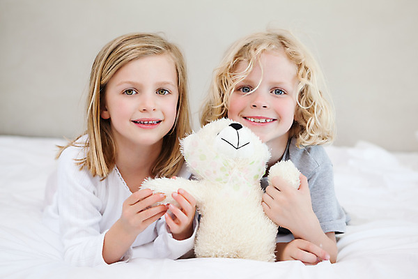 포토 JPG 해외이미지 백인 라이프스타일 행복 어린이 장난 가족 놀이 함께함 실내 사랑 웃음 소년 두명 장난감 기쁨 침실 침대 해외202004 집콕 해외포토 서양인 남자 감정 가구 컨셉 관계 표정 사람 내부 생활 신조어 파일형식 앳홈라이프