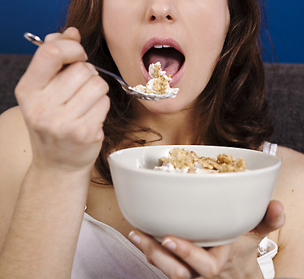 포토 JPG 해외이미지 백인 라이프스타일 여자 다이어트 건강 한명 사람 앉기 근접촬영 상반신 성인 컵 침실 우유 침대 시리얼 먹기 요거트 성인여자한명만 해외202004 해외포토 서양인 1 식기 음식 뷰포인트 가구 모션 유제품 생활 여자한명만 성인여자만 파일형식