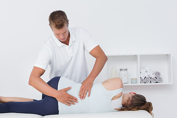 포토 JPG 해외이미지 백인 여자 남자 40대 중년 의학 건강 병원 성인 두명 치료 30대 환자 의사 마사지 척추 물리치료 물리치료사 치료사 의료성형뷰티 해외202004 해외포토 서양인 직업 뼈 사람 장년 의료진 파일형식