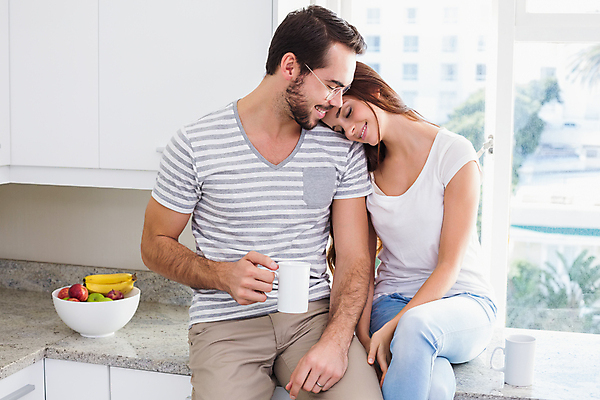 포토 JPG 해외이미지 백인 커플 여자 남자 행복 안경 커피 티셔츠 함께함 실내 사랑 앉기 20대 두명 주방 머그컵 계산대 주말 따뜻한음료 해외202004 해외포토 서양인 잡화 감정 음료 컨셉 셔츠 관계 모션 사람 청년 내부 컵 파일형식