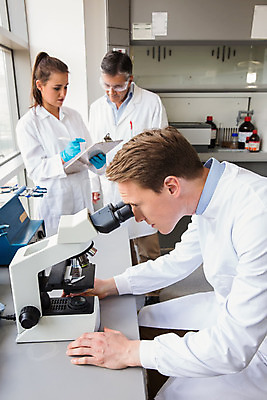 포토 JPG 해외이미지 백인 응시 여자 남자 중년 50대 과학 실내 현미경 실험 20대 세명 약 장비 잡기 실험복 실험실 생명공학 과학자 생물학 화학자 해외202004 해외포토 서양인 직업 시선 교육 의학 모션 실험기구 사람 청년 성인 내부 가운 학자 파일형식