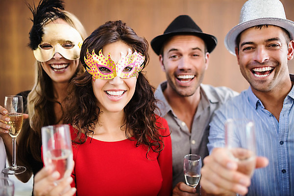 포토 JPG 해외이미지 백인 라이프스타일 응시 여자 남자 행복 음료 휴가 함께함 실내 가면 서기 사람 여러명 20대 성인 취미 30대 친구 파티 우정 기쁨 자유 축하 잡기 샴페인 동료 성인만 해외202004 해외포토 서양인 시선 감정 다수 컨셉 관계 모션 주류 이벤트 청년 내부 생활 장년 파일형식