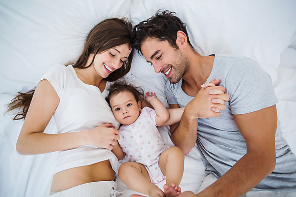 포토 JPG 해외이미지 백인 라이프스타일 커플 여자 남자 딸 행복 가정 가족 엄마 휴식 아파트 함께함 실내 사랑 20대 세명 부모 눕기 손잡기 침실 침대 아기 잡기 아빠 시트 해외202004 해외포토 서양인 감정 가구 컨셉 관계 모션 주택 사람 청년 내부 생활 파일형식