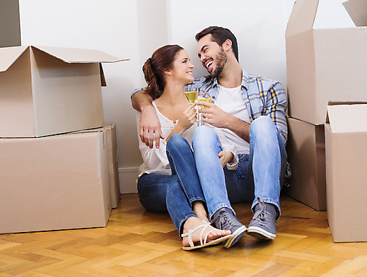 포토 JPG 해외이미지 백인 라이프스타일 커플 여자 남자 행복 거실 가정 모션 포옹 새로움 아파트 주택 함께함 실내 사랑 앉기 20대 두명 상자 축하 샴페인 축배 스타일 성인만 해외202004 해외포토 서양인 감정 컨셉 관계 안기 주류 사람 청년 내부 건물 생활 파일형식